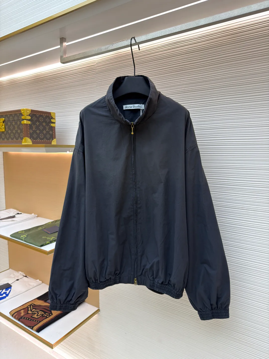 Acne Studios contrasting logo zipper jacket ●Original version: Purchased and developed for 6500 ●Item number: 1681084-B45 ●Material: Illusion elegant cotton fine woven silk fabric ●Technology: Solid printing production ●Version: Loose fit ●Weight: about 600 grams ●Size: 42-44-46-48 ●Description: Customized Illusion elegant cotton fine woven silk, soft and silky, comfortable and close to the skin, with aged black as the color The inadvertently smudged distressed effect meets the carrier of retro sentiments. The panel decorations are displayed in a homogeneous manner. It is embellished with the eye-catching Acne Studios 1996 contrasting logo on the back panel. It has a retro charm and exudes a modern simple fashion sense. The elastic cuffs and hem design cleverly outline the body lines and reveal a sense of high-end that cannot be ignored in the casualness. It is the most stylish fashion pioneer on the street, using solid printing. The chest printing has been modified by the film screen three times. Use glue liquid paint to print the pattern on the fabric, bake the fabric to fix the printed pattern, and use the gradient spraying process to make the clothes appear rich in color under different lights and increase the visual layering. Heavy washing uses a special solution to remove stains and slight fading, and then snowflake washing uses strong washing to remove fading and make the color more uniform. The hem is made at one time using a three-needle waist-stretching machine. The machine's special needle position and feeding mechanism are used to sew the elastic band and the fabric together in the same process. The three-needle design is stronger and can evenly distribute pressure to ensure that the elastic band and the fabric are tightly fitted. The overall wiring is straight and delicate, the fabric is comfortable and soft, and the color is consistent without color difference. It can be matched with the same style to create a fashionable look and control various occasions. Customized accessories, complete with three standards, same style for men and women!